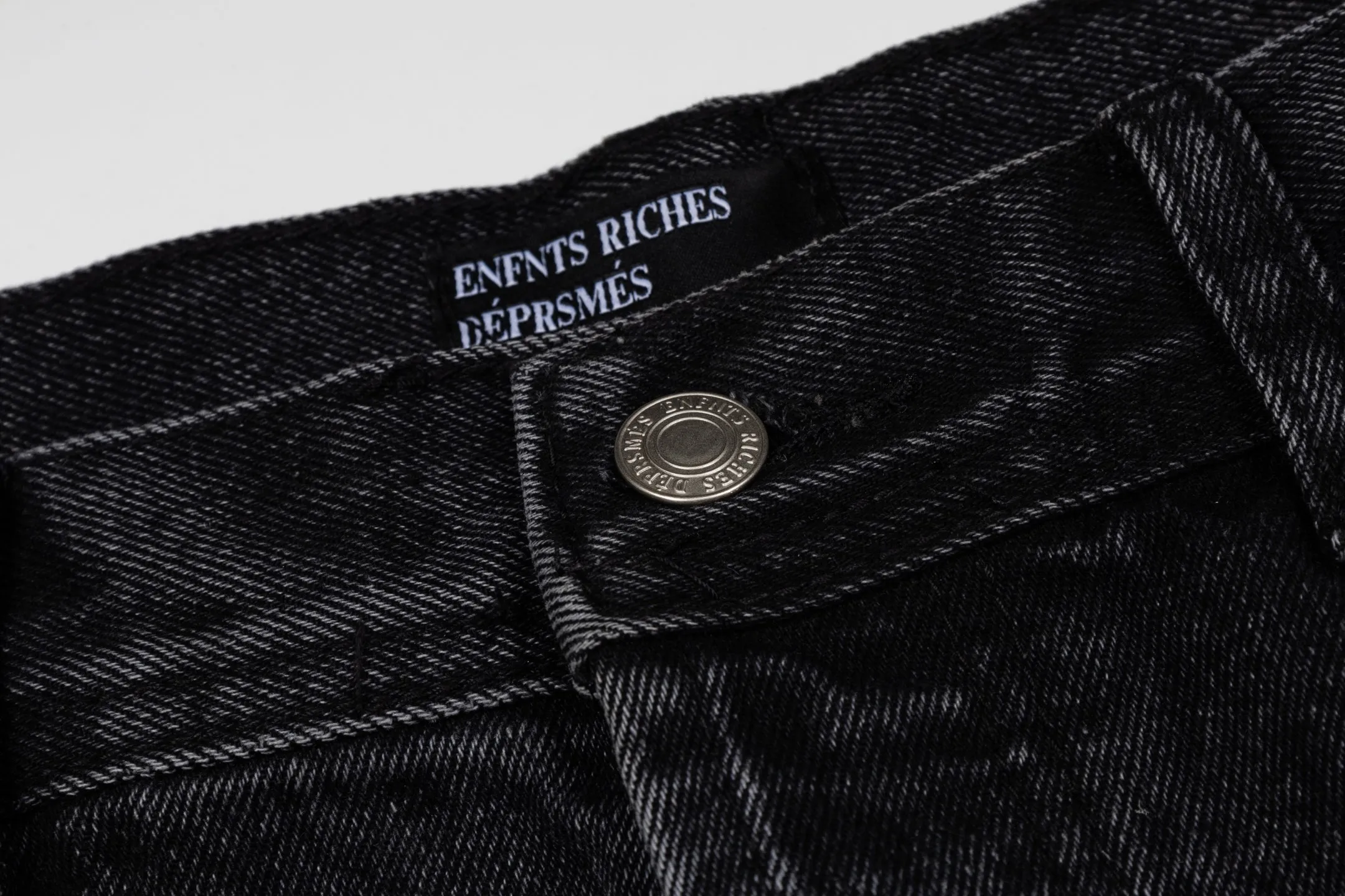 The top version of ENFANTS RICCHES DEPRIMES patchwork embroidered jeans. The Brown suede splicing design really impresses me. It is not a basic style that is worn on the street. It comes with a retro filter, so you are not afraid of clashing when walking on the street. The distressed washed blue is super textured, soft and does not rub the legs, and it is comfortable to wear~ The straight-cut version really hides the flesh! My thick legs and uneven legs are all covered up for me, and they turn into cartoon legs in seconds 👖 Paired with a black sweatshirt + Canvas Shoes, the Korean street style is straight away, a lazy person can just go out with this outfit in early autumn, he is ridiculously handsome! Style number: # Size: 28 30 32 34 (S-XL) Color: Black